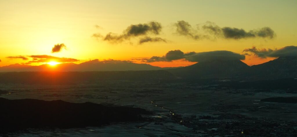 冬の阿蘇大観峰で御来光