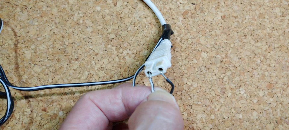 DCケーブルとポンプとの接続